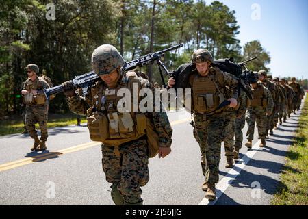 Camp Blanding, Floride, États-Unis. 28th mars 2022. U.S. Marines avec combat Logistics Regiment 37, 3rd Marine Logistics Group Participez à une randonnée avec M240B mitrailleuses moyennes pendant l'exercice Atlantic Dragon sur Camp Blanding, Floride, États-Unis, le 28 mars 2022. Atlantic Dragon est un exercice de génération de force qui pousse le CLR-37 à être un groupe d'opérations d'assemblage d'arrivée pour fournir un soutien logistique tactique à la Force expéditionnaire maritime de l'IMII. L'exercice consiste en une tactique expérimentale de déchargement de la force maritime prépositionnée de l'équipement militaire qui soutient l'entraînement d'exercice sur le terrain pour moi Banque D'Images