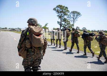 Camp Blanding, Floride, États-Unis. 28th mars 2022. Caporal de lance du corps des Marines des États-Unis Bryan Mata, assistant de mitrailleuse au combat Logistics Regiment 37, 3rd Marine Logistics Group, participe à une randonnée avec M240B mitrailleuses moyennes pendant l'exercice Atlantic Dragon sur Camp Blanding, Floride, États-Unis, le 28 mars 2022. Atlantic Dragon est un exercice de génération de force qui pousse le CLR-37 à être un groupe d'opérations d'assemblage d'arrivée pour fournir un soutien logistique tactique à la Force expéditionnaire maritime de l'IMII. L'exercice consiste en une tactique expérimentale de déchargement du mil par une force maritime prépositionnée Banque D'Images