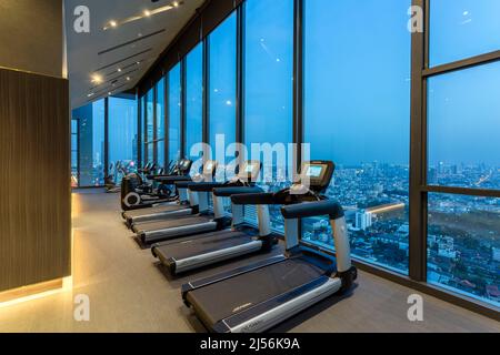 Bangkok, Thaïlande - janvier 24 2017 : intérieur d'un club de santé de luxe dans une tour de condominium située dans le quartier Sathorn de Bangkok, Thaïlande. Banque D'Images