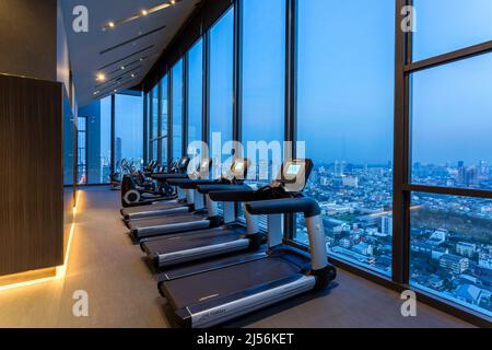 Bangkok, Thaïlande - janvier 24 2017 : intérieur d'un club de santé de luxe dans une tour de condominium située dans le quartier Sathorn de Bangkok, Thaïlande. Banque D'Images