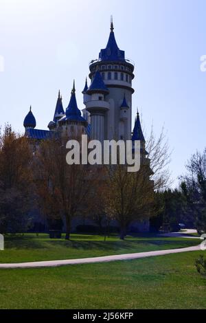 Château bleu vintage dans les arbres au parc lors d'une journée ensoleillée de printemps Banque D'Images