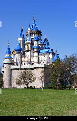 Château bleu vintage dans les arbres au parc lors d'une journée ensoleillée de printemps dans le parc de Sazova Eskisehir Turquie Banque D'Images