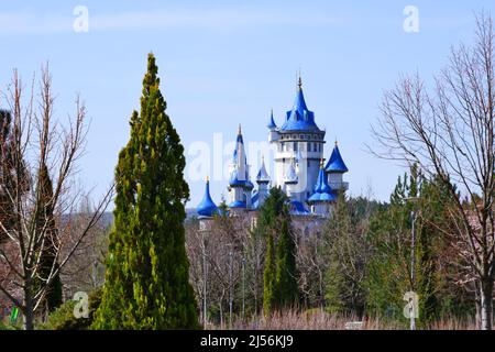 Château bleu vintage dans les arbres au parc lors d'une journée ensoleillée de printemps Banque D'Images