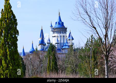Château bleu vintage dans les arbres au parc lors d'une journée ensoleillée de printemps Banque D'Images