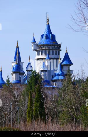 Château bleu vintage dans les arbres au parc lors d'une journée ensoleillée de printemps Banque D'Images