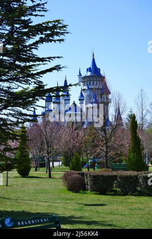 Château bleu vintage dans les arbres au parc lors d'une journée ensoleillée de printemps Banque D'Images