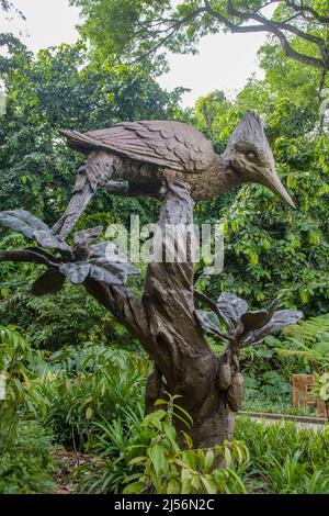 Singapour 3rd avril 2022 : statue de la flamme commune (Dinopium javanense) dans le jardin des enfants Jacob Balles des jardins botaniques de Singapour. Banque D'Images