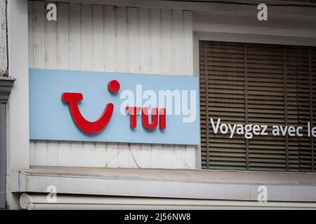 Photo d'un panneau TUI sur leur magasin de détail local, également connu sous le nom de REISECENTER, ou Travel Centre, à Bordeaux, France. TUI Group ou Touristik Union Inte Banque D'Images