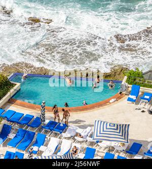 Piscine au bord de l'océan à l'hôtel Condado Vanderbilt à Porto Rico Banque D'Images