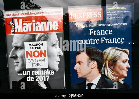 Paris, France, le 20 avril 2022, illustration du deuxième tour de l'élection présidentielle française entre le président actuel Emmanuel Macron et Marine le Pen ('RN', 'rassemblement National'), première page des hebdomadaires français 'Marianne' et 'l'Express' sur un kiosque à journaux (kiosque de presse) à Paris, France, le 20 avril 2022. Les électeurs français se dirigent vers les urnes pour voter le 24 avril 2022 pour le deuxième tour de l'élection présidentielle, pour élire leur nouveau président de la République. Banque D'Images