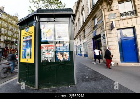 Paris, France, le 20 avril 2022, illustration du deuxième tour de l'élection présidentielle française entre le président actuel Emmanuel Macron et Marine le Pen ('RN', 'rassemblement National'), première page des hebdomadaires français 'Marianne' et 'l'Express' sur un kiosque à journaux (kiosque de presse) à Paris, France, le 20 avril 2022. Les électeurs français se dirigent vers les urnes pour voter le 24 avril 2022 pour le deuxième tour de l'élection présidentielle, pour élire leur nouveau président de la République. Banque D'Images