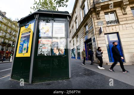 Paris, France, le 20 avril 2022, illustration du deuxième tour de l'élection présidentielle française entre le président actuel Emmanuel Macron et Marine le Pen ('RN', 'rassemblement National'), première page des hebdomadaires français 'Marianne' et 'l'Express' sur un kiosque à journaux (kiosque de presse) à Paris, France, le 20 avril 2022. Les électeurs français se dirigent vers les urnes pour voter le 24 avril 2022 pour le deuxième tour de l'élection présidentielle, pour élire leur nouveau président de la République. Banque D'Images