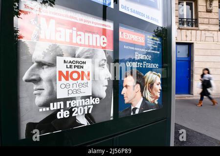 Paris, France, le 20 avril 2022, illustration du deuxième tour de l'élection présidentielle française entre le président actuel Emmanuel Macron et Marine le Pen ('RN', 'rassemblement National'), première page des hebdomadaires français 'Marianne' et 'l'Express' sur un kiosque à journaux (kiosque de presse) à Paris, France, le 20 avril 2022. Les électeurs français se dirigent vers les urnes pour voter le 24 avril 2022 pour le deuxième tour de l'élection présidentielle, pour élire leur nouveau président de la République. Banque D'Images