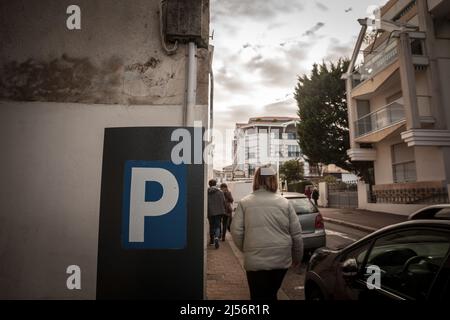 Photo d'un parcmètre de stationnement français, appelé parcmètre, avec son panneau bleu et blanc typique. Un parcmètre est un appareil utilisé pour collecter de l'argent en exchan Banque D'Images