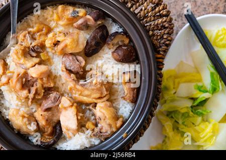 vue de dessus riz en pot d'argile avec poulet et champignons et chou à composition horizontale Banque D'Images
