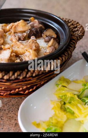 riz en pot avec poulet et champignons et chou à composition verticale Banque D'Images