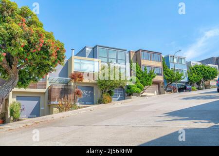 Terrain de quartier incliné à San Francisco, Californie avec des maisons en boîte complexes. Extérieur du quartier avec entrées de garage et arbres près de la c Banque D'Images