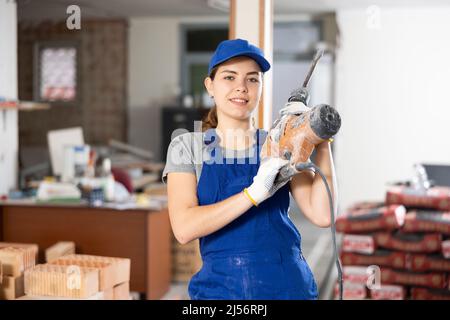 Femme posant sur un chantier de construction intérieur Banque D'Images