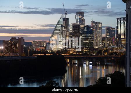 Austin, Texas, États-Unis. 17th octobre 2021. Vue sur la ligne d'horizon d'Austin, vue au nord-ouest depuis le 11th étage d'un immeuble d'appartements au pied du quartier de divertissement de Rainey Street. (Image de crédit : © Bob Daemmrich/ZUMA Press Wire Service) Banque D'Images