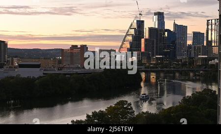 Austin, Texas, États-Unis. 17th octobre 2021. Vue sur la ligne d'horizon d'Austin, vue au nord-ouest depuis le 11th étage d'un immeuble d'appartements au pied du quartier de divertissement de Rainey Street. (Image de crédit : © Bob Daemmrich/ZUMA Press Wire Service) Banque D'Images
