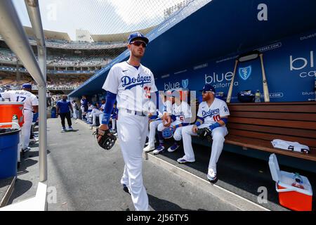 Cody Bellinger (35), le fieleur du centre des Dodgers de Los Angeles, marche dans le dugout avant un match de saison régulière de la MLB contre les Braves d'Atlanta, mercredi, Banque D'Images