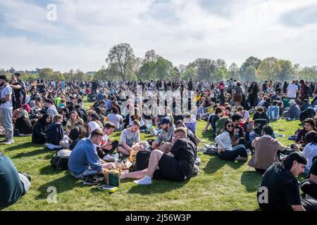 Londres, Royaume-Uni. 20th avril 2022. Des milliers de personnes se rassemblent à Hyde Park à Londres pour célébrer 4/20, autrement connu sous le nom de World Weed Day. L'événement est observé chaque année dans le monde par des fumeurs de cannabis en protestation pour la légalisation de la marijuana. (Photo de Lucy North/SOPA Images/Sipa USA) crédit: SIPA USA/Alay Live News Banque D'Images
