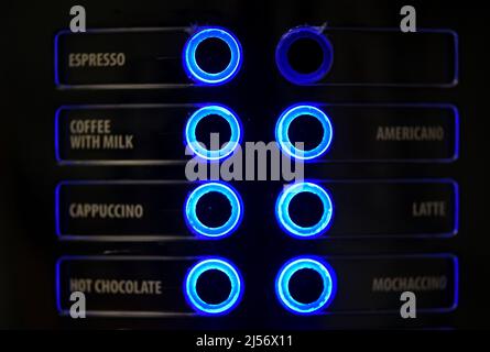 Sur une machine à café, les boutons indiquant le type de boisson s'allument en bleu Banque D'Images