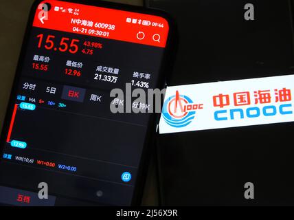 YICHANG, CHINE - le 21 AVRIL 2022 - des actions de la China National Offshore Oil Corporation (CNOOC) sont affichées sur un téléphone portable à Yichang, dans la province de Hubei Banque D'Images