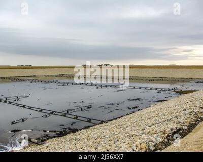 Installation de conduites d'aération pour les bulles fines dans un projet de construction de lagune de traitement aérobie des eaux usées. Banque D'Images