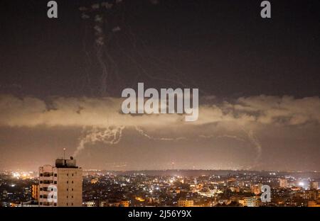 Gaza, Palestine. 21st avril 2022. On voit des traînées de fumée lorsque le système antimissiles Iron Dome intercepte des roquettes lancées depuis la bande de Gaza vers Israël, comme on le voit depuis la ville de Gaza. Des témoins et des sources de sécurité ont déclaré que des heures après que des militants de l'enclave palestinienne ont tiré une roquette vers Israël. Les frappes, la deuxième en 48 heures après une précédente frappe de roquette, ont été concentrées au centre du territoire côtier à blocus, ont-ils dit. Crédit : SOPA Images Limited/Alamy Live News Banque D'Images