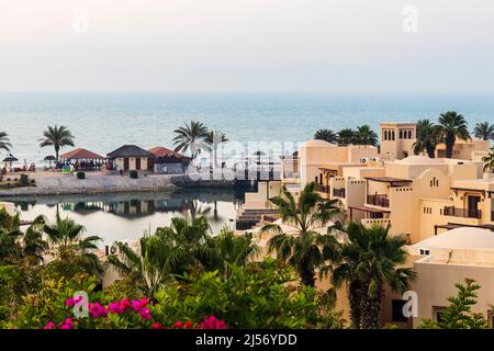 Ras Al Khaimah, eau - 04.04.2022 - vue sur la plage et les villas privées du Cove Rotana Resort Banque D'Images