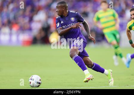 20 avril 2022: Le milieu de terrain d'Orlando City JHEGSON SEBASTIÃN MÃ‰NDEZ (8) conduit le ballon pendant le match de football de la ville d'Orlando contre Tampa Bay rowdies au stade Exploria d'Orlando, FL, le 12 avril 2022. (Image de crédit : © Cory Knowlton/ZUMA Press Wire) Banque D'Images