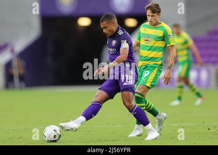 20 avril 2022 : le milieu de terrain d'Orlando City JÃšNIOR URSO (11) met en place une pièce lors du match de football Orlando City vs Tampa Bay rowdies au stade Exploria d'Orlando, FL, le 12 avril 2022. (Image de crédit : © Cory Knowlton/ZUMA Press Wire) Banque D'Images