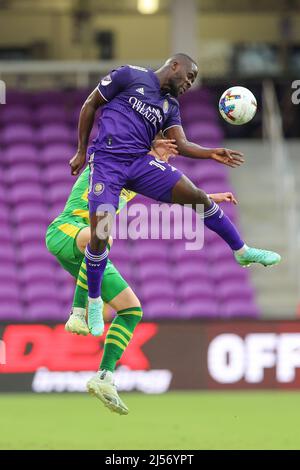 20 avril 2022 : BENJI MICHEL (19), un avant-propos d'Orlando City, obtient un titre lors du match de football des grandes lignes d'Orlando City vs Tampa Bay au stade Exploria d'Orlando, FL, le 12 avril 2022. (Image de crédit : © Cory Knowlton/ZUMA Press Wire) Banque D'Images