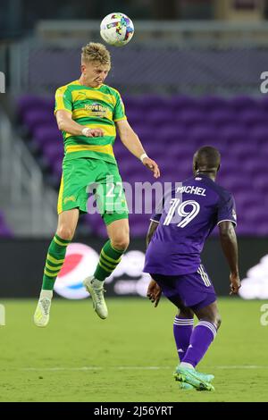 20 avril 2022 : le milieu de terrain DE Tampa Bay rowdies LAURENCE WYKE (27) obtient un cueilleur lors du match de football Orlando City vs Tampa Bay rowdies au stade Exploria d'Orlando, FL, le 12 avril 2022. (Image de crédit : © Cory Knowlton/ZUMA Press Wire) Banque D'Images