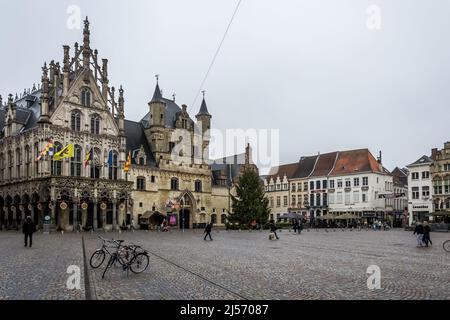 Détail en architecture de la Grote Markt (grand marché), place centrale du centre historique avec le Palais du Grand Conseil sur la gauche Banque D'Images