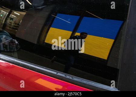 Seattle, États-Unis. 20th avril 2022. Un reflet sur une fenêtre de voiture du drapeau de l'Ukraine de Nordstoms. Banque D'Images