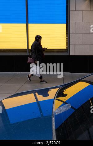 Seattle, États-Unis. 20th avril 2022. Un reflet sur une fenêtre de voiture du drapeau de l'Ukraine de Nordstoms. Banque D'Images