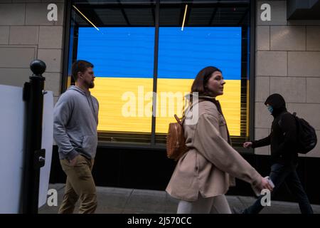 Seattle, États-Unis. 20th avril 2022. Le drapeau de l'Ukraine du Nordstoms en tant que peuple passe. Banque D'Images