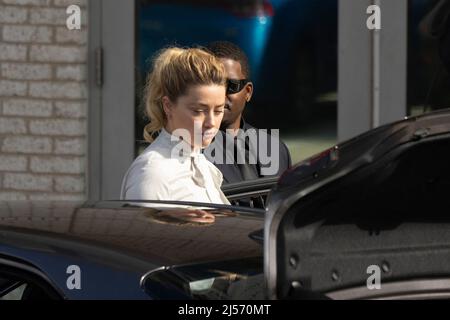 L'actrice Amber Heard arrive pour le procès anti-diffamation intenté par Johnny Depp au palais de justice du comté de Fairfax à Fairfax, va, Etats-Unis, le mardi 19 avril 2022. Photo de Chris Kleponis/CNP/ABACAPRESS.COM Banque D'Images