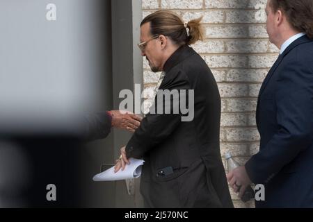 L'acteur Johnny Depp revient dans la salle d'audience après avoir pris une pause dans son procès en diffamation au palais de justice du comté de Fairfax, à Fairfax, en Virginie, le mardi 19 avril 2022. Credit: Chris Kleponis / CNP (RESTRICTION: PAS de journaux ou journaux New York ou New Jersey dans un rayon de 75 miles de New York) Banque D'Images