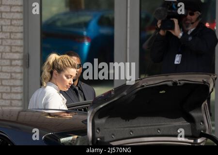 L'actrice Amber Heard arrive pour le procès anti-diffamation intenté par Johnny Depp au palais de justice du comté de Fairfax à Fairfax, va, Etats-Unis, le mardi 19 avril 2022. Photo de Chris Kleponis/CNP/ABACAPRESS.COM Banque D'Images