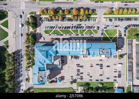 paysage urbain par beau temps. bureaux et parkings avec voitures garées. vue aérienne sur le dessus. Banque D'Images