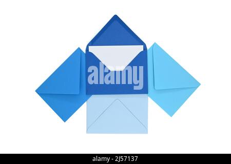 Enveloppes de teintes bleues avec carte blanche vierge isolée sur fond blanc, vue du dessus. Vue de dessus Banque D'Images