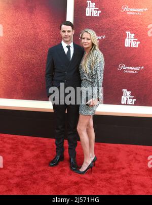 Los Angeles, Californie, États-Unis 20th avril 2022 l'acteur Matthew Goode et sa femme Sophie Dymoke assistent à Paramount+ première de « l'offre » aux studios Paramount le 20 avril 2022 à Los Angeles, Californie, États-Unis. Photo de Barry King/Alay Live News Banque D'Images