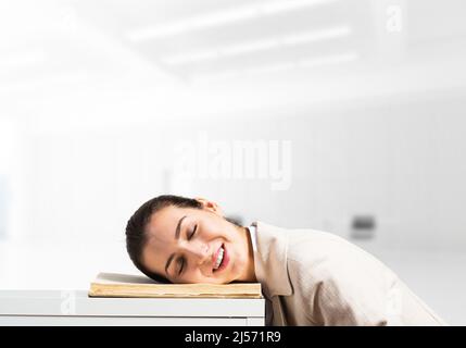 Épuisé business woman sleeping on desk Banque D'Images