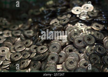 Pièces de monnaie balinaises traditionnelles avec creux connu sous le nom de 'pis bolong/jinah bolong/uang kepeng' dans le village de Kamasan, Klungkung, Bali, Indonésie. Utilisées dans les transactions à travers Bali dans le passé, les pièces sont aujourd'hui essentielles dans les rituels religieux traditionnels de l'île des dieux. Banque D'Images