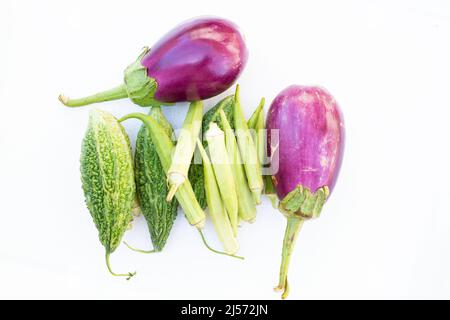 gourde amère, okra et aubergines sur fond blanc. Banque D'Images