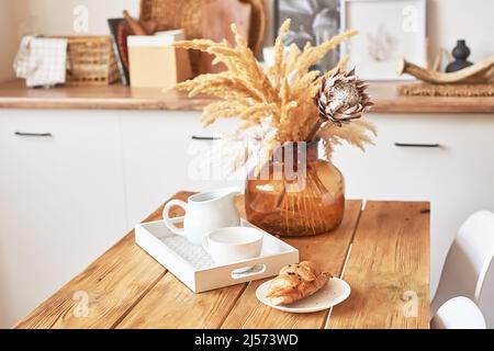 Intérieur confortable d'une cuisine loft lumineuse. Ensemble de cuisine blanc. Accessoires de cuisine. Étagères et vaisselle. Bonjour. Intérieur luxueux et élégant du studi Banque D'Images