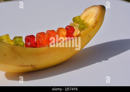 Des ours délicieux colorés en bateau banane sur fond blanc Banque D'Images